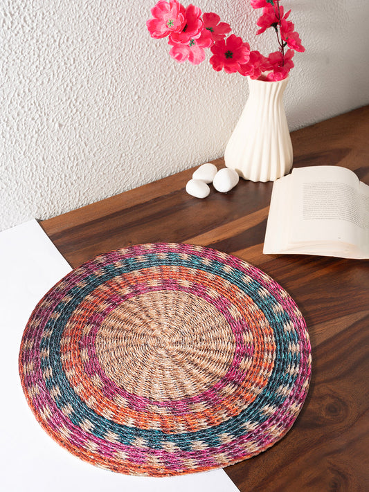 A Round, braided jute chair pad buttermilk and cranberry color